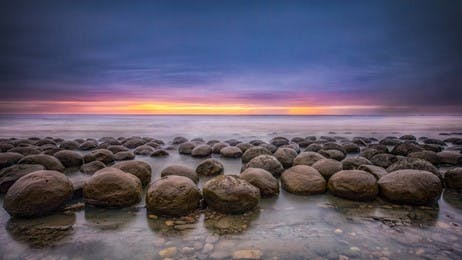 真ん丸な岩が並ぶ海岸 thumbnail
