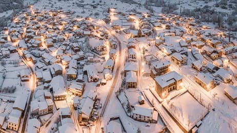 Pueblo sumido en un manto de nieve thumbnail