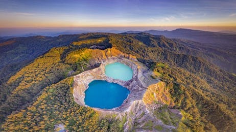 三色の火口湖を持つ火山 thumbnail